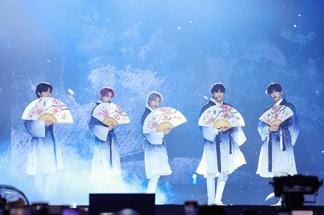 TXT performs "Sugar Rush Ride" during its third world tour encore concert "Act: Promise," held at KSPO Dome, Seoul, Sunday. (Big Hit Music)