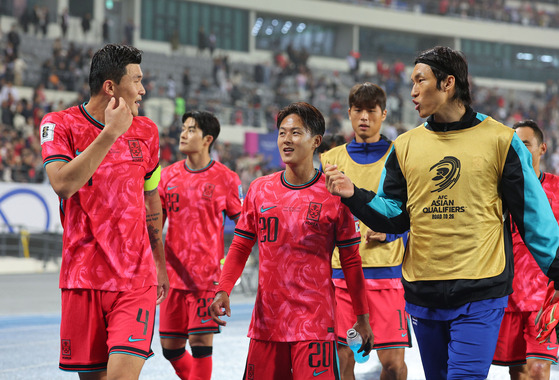 Korea's Kim Seung-gyu, far right, celebrates with his teammates after their 3-2 win over Iraq at Yongin Mireu Stadium in Yongin, Gyeonggi on Oct. 15. [YONHAP]