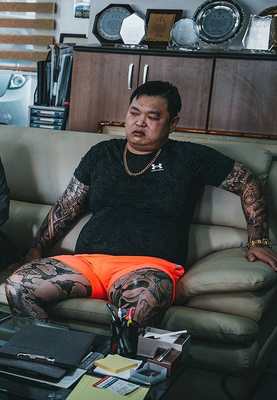 Character Chorong, a secondhand car dealer featured in “The Roundup: No Way Out 3” has tattoos all over his body. [JOONGANG PHOTO]