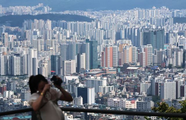 서울 남산에서 바라본 서울 시내 아파트 단지 모습. 연합뉴스