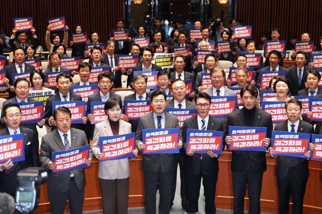 더불어민주당 의원들이 4일 오전 서울 여의도 국회에서 열린 의원총회에서 김건희 여사에 대한 특검과 '명태균 의혹'에 대한 윤석열 대통령의 해명을 요구하며 구호를 외치고 있다. 연합뉴스