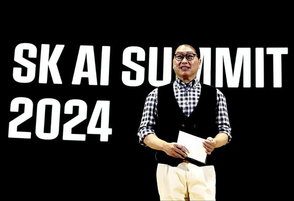 ▲최태원 SK그룹 회장이 4일 서울 강남구 코엑스에서 열린 'SK AI 서밋 2024'에서 발표하고 있다. 사진=SK그룹