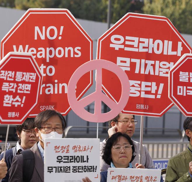 우크라이나 무기 지원 중단 촉구하는 평통사
    (서울=연합뉴스) 황광모 기자 = 30일 오전 서울 용산구 대통령실 앞에서 평화와통일을여는사람들이 주최한 제56차 한미 안보협의회(SCM)에 즈음한 기자회견에서 참석자들이 우크라이나 무기 지원 중단을 촉구하는 팻말을 들고 있다. 2024.10.30
    hkmpooh@yna.co.kr
(끝)


<저작권자(c) 연합뉴스, 무단 전재-재배포, AI 학습 및 활용 금지>