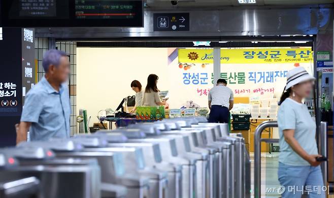 [서울=뉴시스] 전신 기자 = 2일 서울 압구정역에서 '추석맞이 S-메트로컬 마켓' 행사가 열리고 있다.   이번 행사에는 충주시, 하동군, 철원군, 장성군, 완도군, 예산군, 영광군, 의령군, 의성군 등 9개 지자체가 참여한다. 지하철 잠실역, 합정역, 압구정역, 노원역, 암사역에서 산지직송 철원 오대쌀, 충주 사과, 의성 마늘, 참굴비 등 지역 대표 농산물을 합리적 가격에 만날 수 있다. 2024.09.02. photo1006@newsis.com /사진=전신