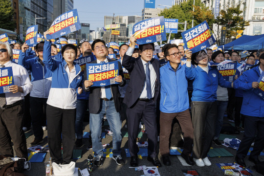 이재명 더불어민주당 대표와 박찬대 원내대표를 비롯한 의원들이 2일 서울 중구 서울역 일대에서 더불어민주당 주최로 열린 김건희 윤석열 국정농단 규탄·특검 촉구 국민행동의 날에 참석해 초청가수의 음악에 맞춰 어깨동무를 하고 있다. 연합뉴스