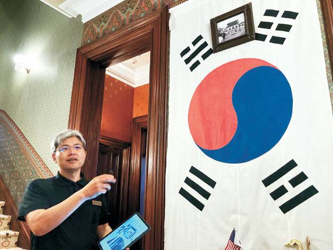 지난 1일(현지시간) 미국 워싱턴DC 주미대한제국공사관에서 만난 강임산 관장이 태극기를 가리키며 설명하고 있다 .