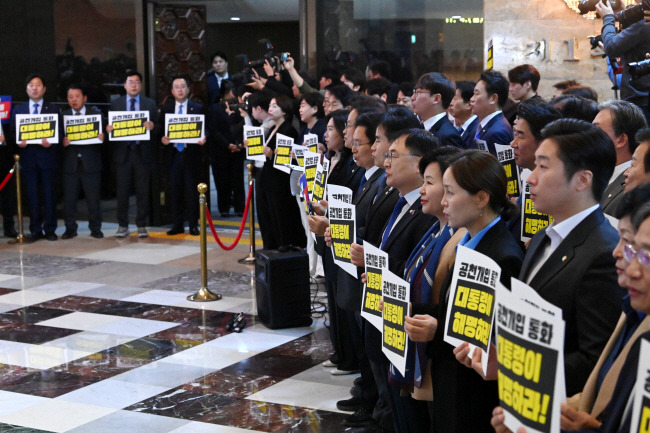 野 국회 내 농성 더불어민주당 의원들이 4일 오전 국회 본회의장 앞 로텐더홀에서 윤석열 대통령의 공천 개입 의혹 해명 등을 요구하며 피케팅을 하고 있다.  곽성호 기자