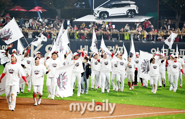 28일 오후 광주광역시 임동 광주기아챔피언스필드에서 진행된 '2024 프로야구 KBO리그 포스트시즌' 한국시리즈 5차전 KIA타이거즈와 삼성라이온즈의 경기. 기아타이거즈가 7-5로 승리하고 시리즈 전적 4-1로 우승을 차지했다. 기아 선수들이 관중들에 인사를 하고 있다./광주=송일섭 기자 andlyu@mydaily.co.kr