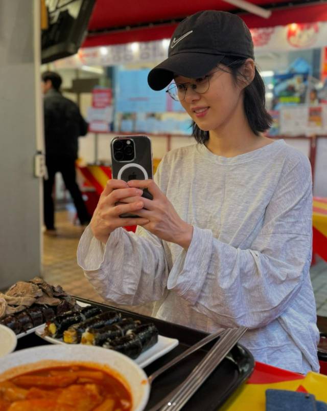 야밤에 시장을 찾아 떡볶이를 먹는 배우 장나라./장나라 소셜미디어