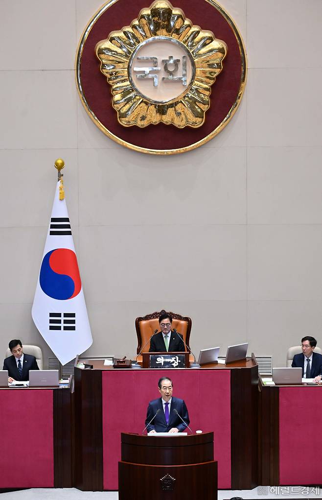 한덕수 국무총리가 4일 오전 서울 여의도 국회 본회의장에서 2025년도 예산안 및 기금운용계획안에 대한 시정연설을 하고 있다. 이상섭 기자