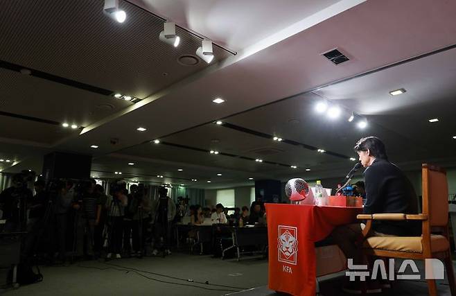 [서울=뉴시스] 고범준 기자 = 홍명보 한국 축구 국가대표팀 감독이 4일 서울 종로구 축구회관에서 2026 FIFA 북중미월드컵 아시아 3차 예선 5, 6차전에 나설 대표팀 명단 발표를 하고 있다. 2024.11.04. bjko@newsis.com