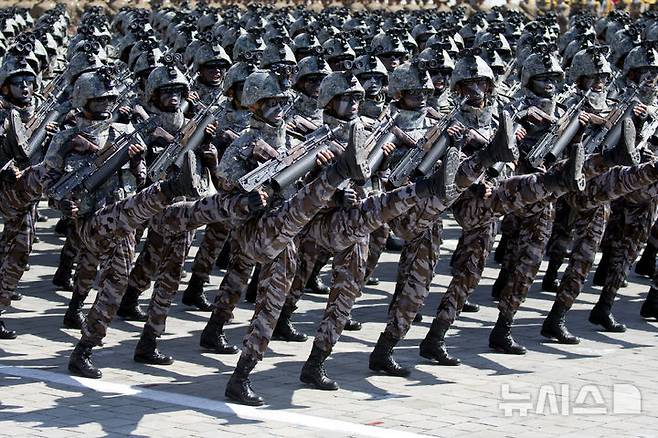 [평양=AP/뉴시스]북한 군인이 2018년 9월9일 북한 평양에서 열린 건국 70주년 기념 열병식에서 행진하고 있다. 2024.11.04.