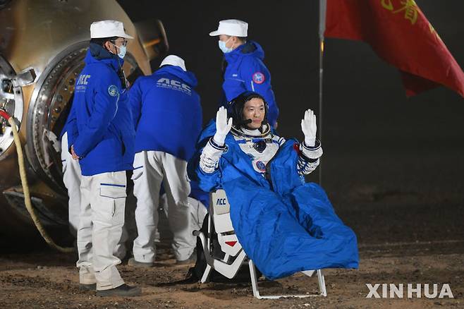 [둥펑=신화/뉴시스] 4일(현지시각) 중국 네이멍구 자치구 둥펑 착륙장에서 우주비행사 리충이 선저우 18호 유인 우주선 귀환 캡슐 밖으로 나오면서 인사하고 있다. 중국 유인우주국은 선저우 18호의 우주비행사 예광푸, 리충, 리광쑤가 모두 안전하게 귀환했으며 이로써 선저우 18호의 임무가 성공적으로 마무리됐다고 밝혔다. 2024.11.04.