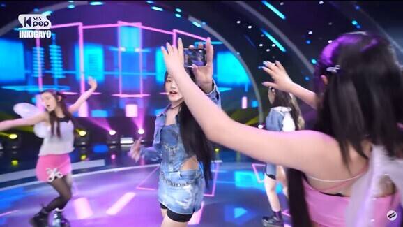 걸그룹 뉴진스가 지난해 7월30일 에스비에스(SBS) ‘인기가요’ 무대 중 아이폰을 꺼내 촬영하는 퍼포먼스를 선보이고 있다. ‘SBS 인기가요’ 유튜브 갈무리