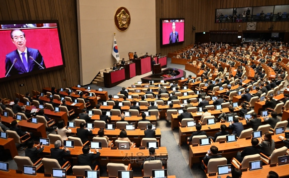 대독하는 한 총리 - 한덕수 국무총리가 4일 국회에서 열린 본회의에서 2025년도 예산안 및 기금운용계획안에 대한 시정연설을 하고 있다. 홍윤기 기자