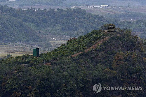 경기도 파주시 오두산 통일전망대에서 바라본 북한 황해북도 개풍군 임진강변 대남 스피커(왼쪽 초록색 시설물)의 모습. 연합뉴스