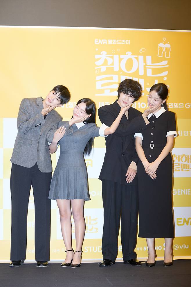 배우 백성철(왼쪽부터), 김세정, 이종원, 신도현이 4일 오후 서울 상암동 스탠포드 호텔에서 열린 ENA 새 월화극 ‘취하는 로맨스’ 제작발표회에 참석해 포즈를 취하고 있다. 사진 스튜디오 지니