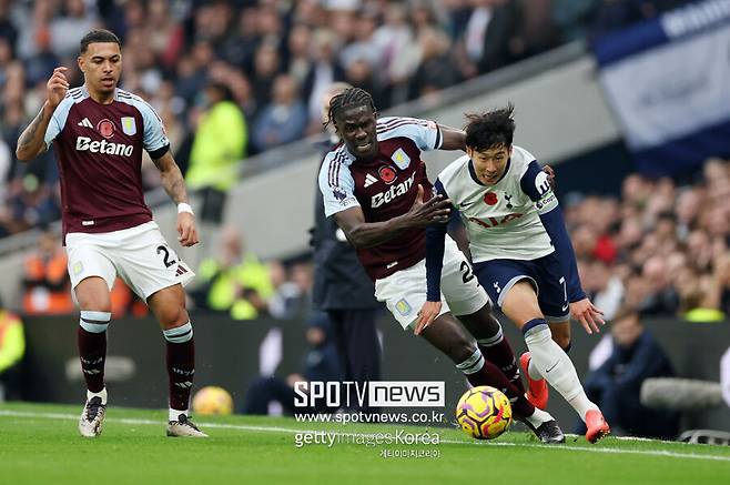 ▲ 내가 교체라고? 손흥민이 이해 못할 교체를 당했다. 중요한 경기에 맞춰 돌아왔다. 아스톤 빌라를 만났을 때 펄펄 날았던 손흥민이라 복귀전으로 안성맞춤이었다. 기대대로 손흥민이 돌아와 빌라를 상대로 값진 도움을 올렸다. 그런데 손흥민을 득점보다 미끼로만 활용하는 통에 득점과는 거리가 멀었다. 여기에 후반 10분 만에 교체시키면서 포스테코글루 감독의 의도가 미궁에 빠졌다. 영국 현지도 다 놀란 가운데 포스테코글루 감독은 경기 후 "손흥민은 55분 이상 뛰게 할 생각이 아니었다. 웨스트햄전에서도 60분 이후 부상이 재발했다. 오늘은 무사히 경기를 마치게 됐다"라고 만족했다.&nbsp;