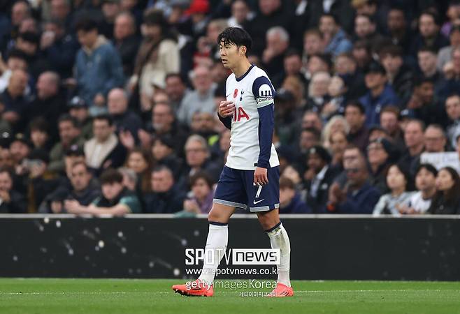 ▲ 손흥민은 부상에서 복귀해 애스턴 빌라전 선발 명단에 이름을 올렸다. 지난 9월 유럽축구연맹(UEFA) 유로파리그(UEL) 리그 페이즈 1차전 카라바흐전 이후 햄스트링 쪽에 통증을 호소하며 한동안 뛰지 못했다. 10월 대표팀 휴식기 이후 웨스트햄전에 돌아왔지만 완벽하게 컨디션을 회복하지 못해 유로파리그 포함 3경기를 추가로 쉬었다. 후반 11분 손흥민에게 교체 사인이 떨어졌다. 손으로 자신을 가리키며 의아한 표정을 지었다. 벤치에 앉아서도 아쉬운 기색을 감추지 않았다. 이후 토트넘은 연속골에 성공하며 4-1 역전승을 해냈다