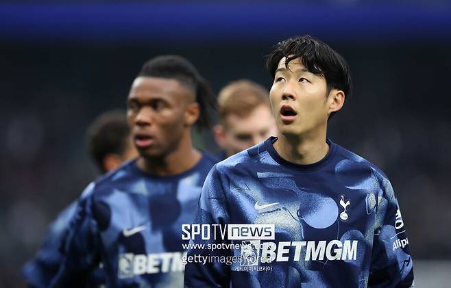 ▲&nbsp;포스테코글루 감독은 "손흥민은 오늘 그 이상 뛰지 않을 예정이었다. 그는 부상을 당했다가 복귀했기 때문이다. 지난 경기에서 60분을 뛰고 피로감을 느꼈다. 그래서 경기 상황과 관계없이 55분에서 60분 정도만 뛰게 할 계획이었다"라고 말했다.&nbsp;이어 "좋은 점은 그가 중요한 기여를 했다는 점이다. 우리의 첫 골을 위해 훌륭한 패스를 건넸다. 우리는 앞으로 더 많은 경기가 기다리고 있고, 손흥민이 필요하다. 그래서 그는 절대 그 이상 뛰지 않을 예정이었다"라고 덧붙였다.