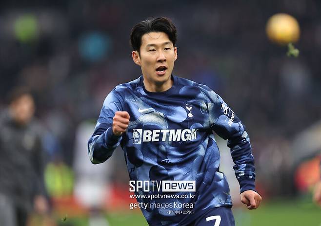 ▲&nbsp;포스테코글루 감독은 "손흥민은 오늘 그 이상 뛰지 않을 예정이었다. 그는 부상을 당했다가 복귀했기 때문이다. 지난 경기에서 60분을 뛰고 피로감을 느꼈다. 그래서 경기 상황과 관계없이 55분에서 60분 정도만 뛰게 할 계획이었다"라고 말했다.&nbsp;이어 "좋은 점은 그가 중요한 기여를 했다는 점이다. 우리의 첫 골을 위해 훌륭한 패스를 건넸다. 우리는 앞으로 더 많은 경기가 기다리고 있고, 손흥민이 필요하다. 그래서 그는 절대 그 이상 뛰지 않을 예정이었다"라고 덧붙였다.