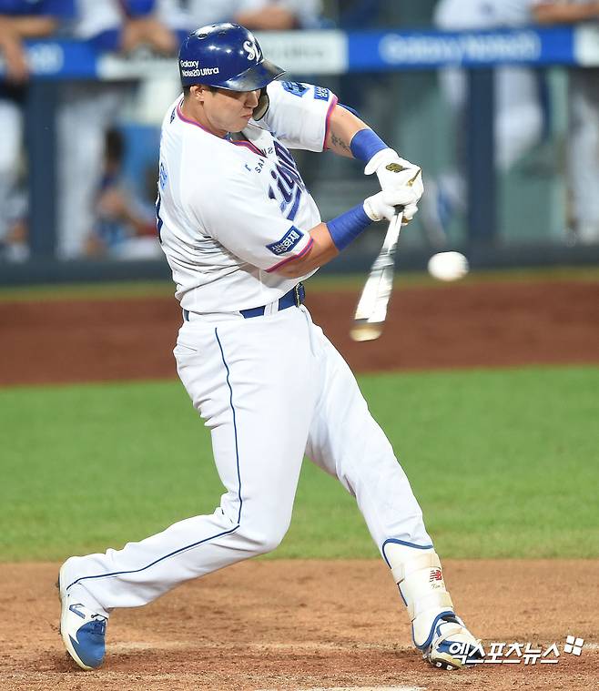 9일 오후 대구삼성라이온즈파크에서 열린 ‘2020 신한은행 SOL KBO 리그’ 한화 이글스와 삼성 라이온즈의 더블헤더 2차전 경기, 4회말 1사 1루 삼성 김동엽이 좌전안타를 날리고 있다. 엑스포츠뉴스 DB