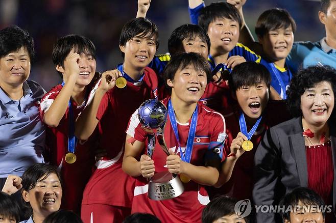 우승 트로피를 든 주장 리국향 [AFP=연합뉴스]