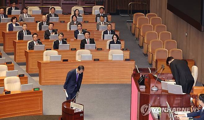 인사하는 한덕수 국무총리 (서울=연합뉴스) 김주형 기자 = 한덕수 국무총리가 4일 오전 국회에서 열린 본회의에서 2025년도 예산안 및 기금운용계획안에 대한 시정연설을 마친 뒤 우원식 국회의장에게 인사하고 있다. 2024.11.4 kjhpress@yna.co.kr