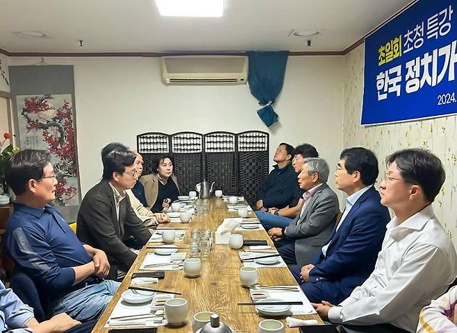 유인태, 민주 비명계 모임 초일회와 간담회 더불어민주당 원로인 유인태(오른쪽에서 세번째) 전 의원이 지난 3일 민주당 비명(비이재명)계 원외 모임 초일회와 간담회에서 발언하고 있다. 2024.11.4. [초일회 제공, 재판매 및 DB 금지]