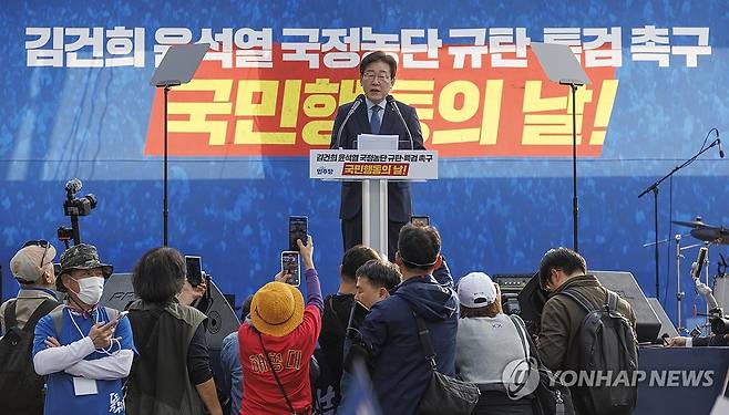 국정농단 규탄·특검 촉구하는 이재명 대표 (서울=연합뉴스) 황광모 기자 = 더불어민주당 이재명 대표가 2일 서울 중구 서울역 일대에서 더불어민주당 주최로 열린 김건희 윤석열 국정농단 규탄·특검 촉구 국민행동의 날 무대에 올라 연설하고 있다. 2024.11.2 hkmpooh@yna.co.kr