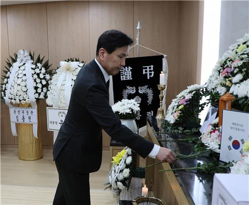 탈북 국군포로 빈소 조문하는 김선호 국방부 차관 [국방부 제공. 재판매 및 DB 금지]