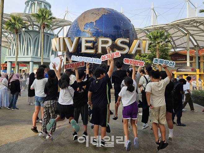 참가 아동들이 싱가포르 해외탐방을 성공적으로 마치고 힘찬 구호와 함께 뛰어오르고 있다. 사진=포스코인터