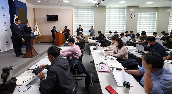 문화체육관광부 최현준 감사관이 5일 오후 정부서울청사 별관에서 대한축구협회 특정감사 결과 최종 브리핑을 하고 있다. 사진=연합뉴스