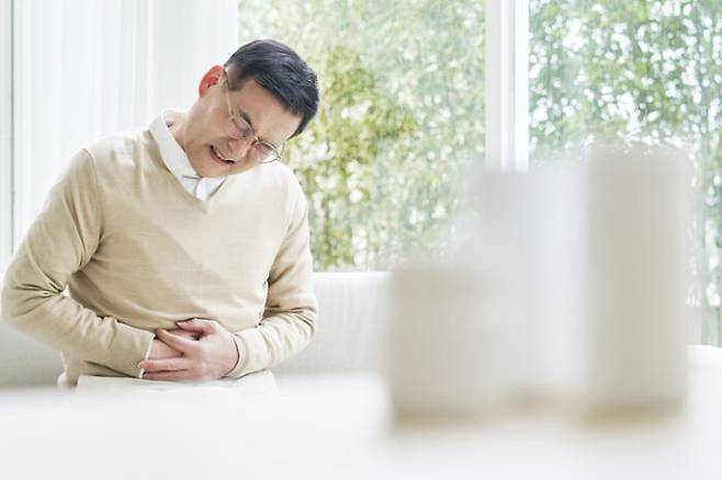 복통은 다양한 원인에 의해 발생하는 데 증상 구분이 어려울 수 있다. [사진=게티이미지뱅크]