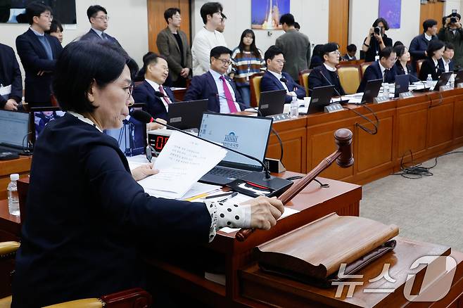 최민희 국회 과학기술정보방송통신위원회 위원장이 24일 오후 서울 여의도 국회에서 열린 방송통신위원회 및 소관 감사대상기관 전체 종합 국정감사에서 의결하고 있다. 2024.10.24/뉴스1 ⓒ News1 안은나 기자