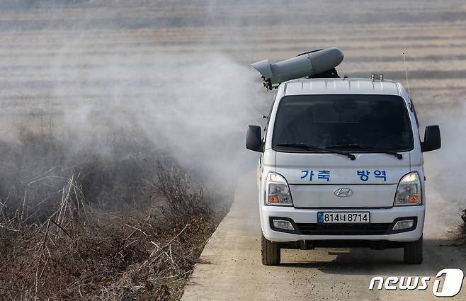 올겨울 첫 고병원성 조류인플루엔자(AI)가 발생한 5일 오후 경기도 용인시 일죽면 일대 하천에서 용인축협 관계자가 철새도래지에 대한 방역 작업을 하고 있다. 2023.12.5/뉴스1 ⓒ News1 이재명 기자