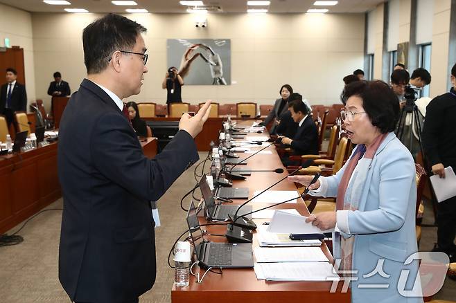 국회 과방위 여당 간사인 최형두 국민의힘 의원과 야당 간사인 김현 더불어민주당 의원이 5일 오전 서울 여의도 국회에서 열린 과학기술정보방송통신위원회 전체회의에서 한국방송공사 사장후보자(박장범) 인사청문회 실시계획서 채택의 건과 관련해 여야 이견으로 회의가 정회된뒤 대화하고 있다. 2024.11.5/뉴스1 ⓒ News1 이광호 기자