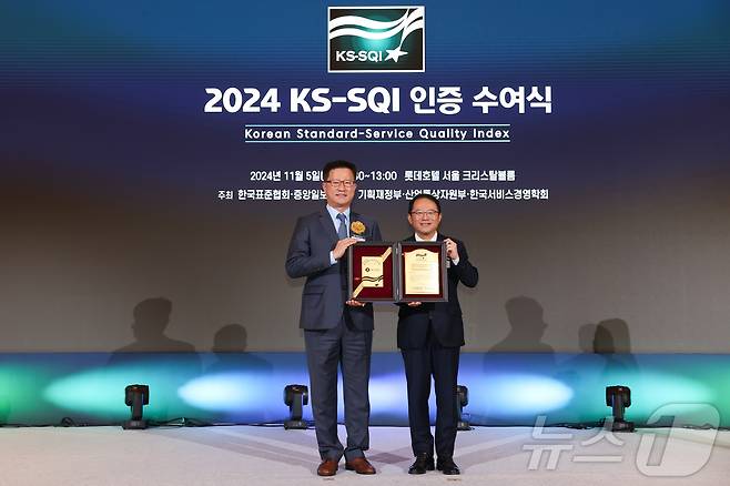 롯데렌터카가 2024 한국서비스품질지수(KS-SQI) 렌터카 부문에서 1위를 차지했다. 5일 서울 중구 롯데호텔에서 열린 시상식에서 이승연 롯데렌탈 개인영업본부장(왼쪽)과 강명수 한국표준협회 회장이 기념촬영을 하고 있다.(롯데렌탈 제공)