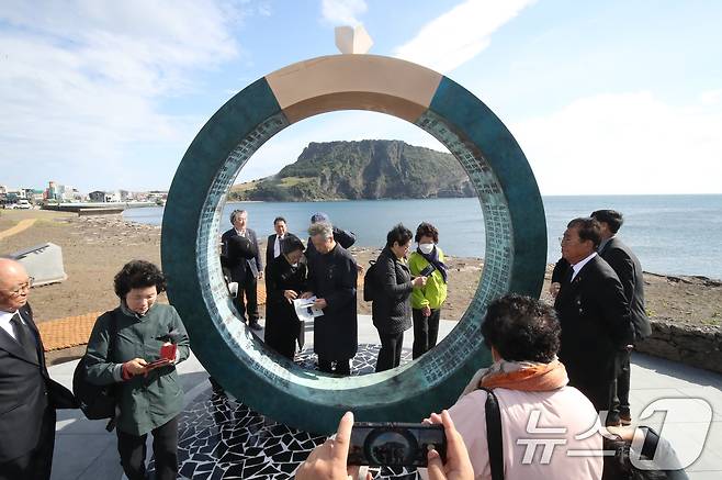 5일 오전 제주 서귀포시 성산읍 고성리 터진목해안가 4·3추모공원에서 유족들이 이날 제막한 조형물 '해원의 문'에서 제주4·3 당시 희생된 가족의 이름을 찾고 있다. 2024.11.5/뉴스1 ⓒ News1 오현지 기자