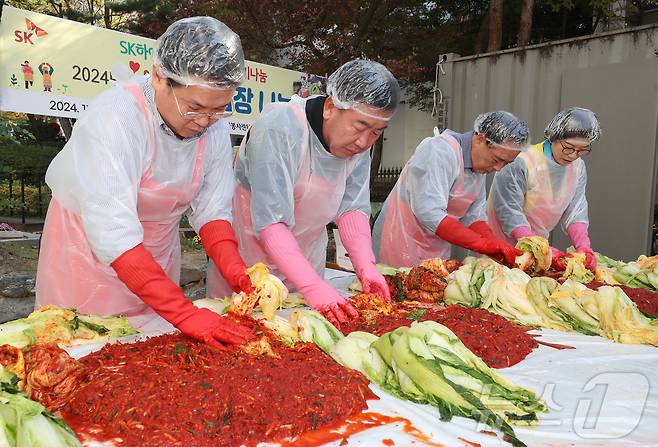 충북 청주시와 SK하이닉스는 5일 '2024년 사랑의 김장나눔' 봉사를 진행했다.(청주시 제공).2024.11.5/뉴스1