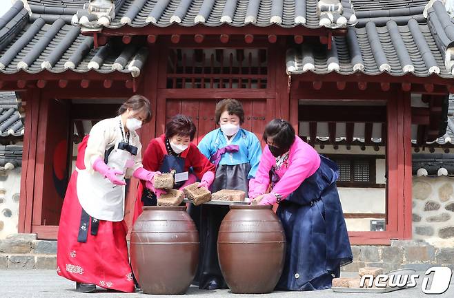 3일 오후 대전 대덕구 회덕향교에서 대덕구 여성단체협의회 회장단이 전통장담그기를 하고 있다. 2021.3.3/뉴스1 ⓒ News1 김기태 기자