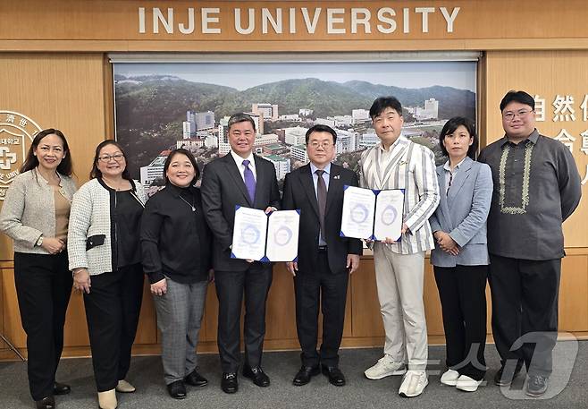 4일 인제대를 찾은 필리핀국립대학교 마닐라캠퍼스 관계자들과 인제대가 심혈관 및 대사질환 연구 협정을 체결하고 기념촬영을 하고 있다.(인제대 제공)