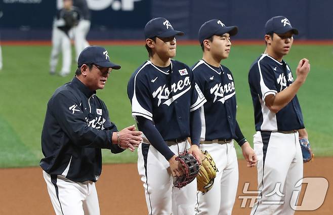 2024 세계야구소프트볼협회(WBSC) 프리미어12에 출전하는 류중일 대한민국 야구대표팀 감독이 5일 오후 서울 구로구 고척스카이돔에서 훈련하는 김도영, 김휘집, 김영웅을 지도하고 있다. 2024.11.5/뉴스1 ⓒ News1 임세영 기자