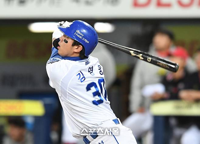 삼성 김영웅이 대구삼성라이온즈파크에서 열린 2024 KBO 한국시리즈 3차전 KIA전에서 솔로포를 때리고 있다. 대구 | 박진업 기자 upandup@sportsseoul.com