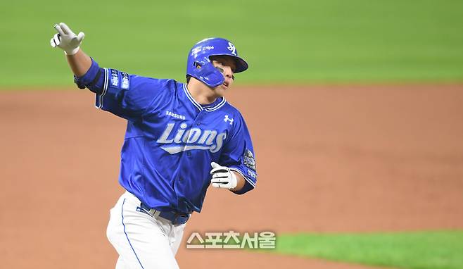 삼성 김영웅이 광주-기아 챔피언스 필드에서 열린 KIA와 2024 KBO 한국시리즈 5차전 1회초 2사 우중월 홈런을 날린 후 환호하고 있다. 광주 | 최승섭기자 thunder@sportsseoul.com