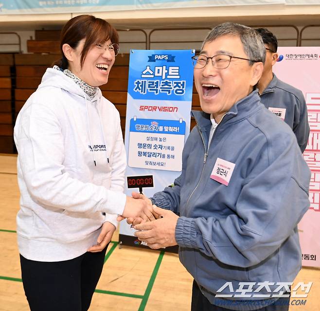 2일 제 3회 서울림운동회에서 만난 장미란 문화체육관광부 제2차관과 정근식 서울시교육감이 파안대소하며 반갑게 인사를 나누고 있다. 허상욱 기자 wook@sportschosun.com/2024.11.02/