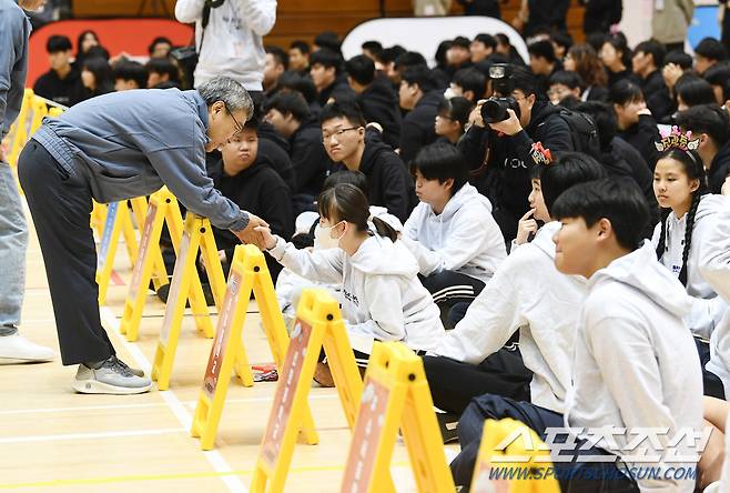 2일 서울 관악구 서울대체육관에서 제3회 서울림운동회(주최 스포츠조선, 서울시장애인체육회, 주관 스포츠조선, 위피크)에서. 정근식 서울시교육감이 학생들과 악수를 나누고 있다.정재근 기자 cjg@sportschosun.com/2024.11.2/