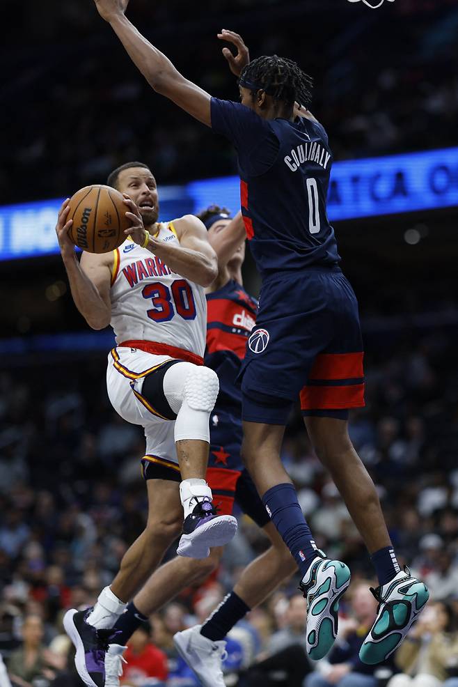 Nov 4, 2024; Washington, District of Columbia, USA;  Golden State Warriors guard Stephen Curry (30) shoots the ball as Washington Wizards guard Bilal Coulibaly (0) defends in the second half at Capital One Arena. Mandatory Credit: Geoff Burke-Imagn Images

<저작권자(c) 연합뉴스, 무단 전재-재배포, AI 학습 및 활용 금지>