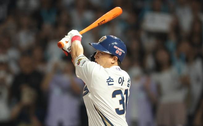 25일 경남 창원NC파크에서 열린 2024 KBO 리그 SSG 랜더스 대 NC 다이노스 경기. 8회 말 1사 1·2루 상황 79일 만에 1군 타석에 선 NC 5번 손아섭이 타격하고 있다. 연합뉴스