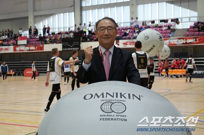 김인규 한국킨볼협회장이 5일 경기도 오산시 오산오색문화체육센터에서 개막한 킨볼 스포츠 월드컵 현장에서 파이팅 포즈를 취했다. 사진제공=한국킨볼협회